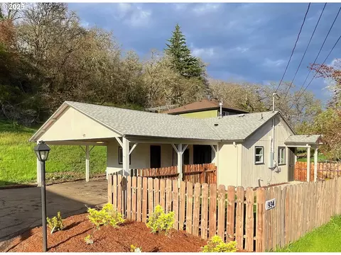934 NW Hill Ave, Roseburg, OR 97471
