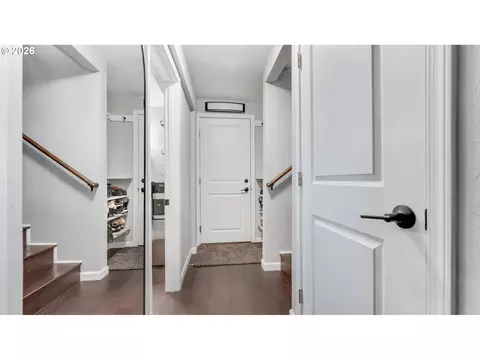 Entry Way - 466 SW 6th St, Gresham, OR 97080 photo 3 of 4