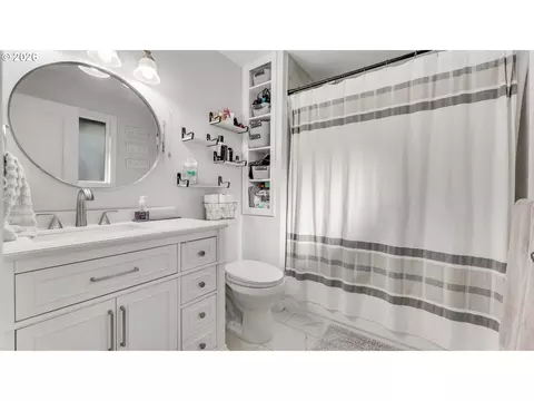 Bath - 466 SW 6th St, Gresham, OR 97080 photo 2 of 3