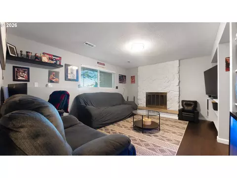 Living - 466 SW 6th St, Gresham, OR 97080 photo 4 of 4