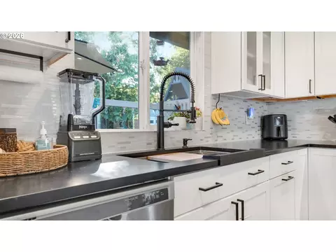 Kitchen - 466 SW 6th St, Gresham, OR 97080 photo 4 of 5