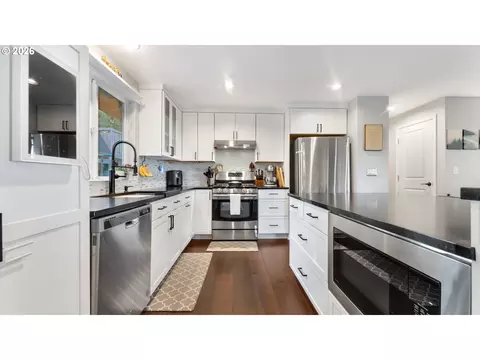 Kitchen - 466 SW 6th St, Gresham, OR 97080 photo 3 of 5