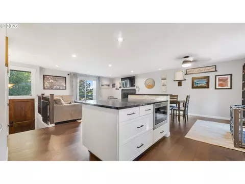 Kitchen - 466 SW 6th St, Gresham, OR 97080 photo 1 of 5