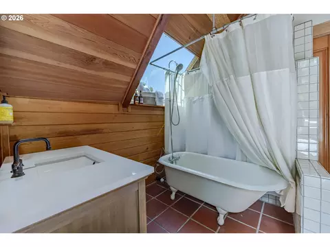 Bath - 1820 E 28th Ave, Eugene, OR 97403 photo 1 of 2