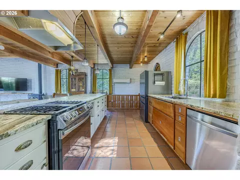Kitchen - 1820 E 28th Ave, Eugene, OR 97403 photo 5 of 8