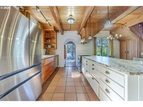 Kitchen - 1820 E 28th Ave, Eugene, OR 97403 photo 4 of 8