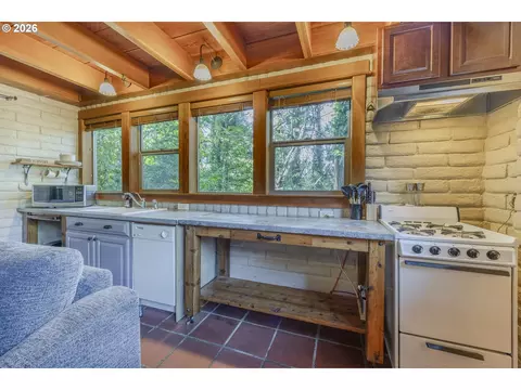 Kitchen - 1820 E 28th Ave, Eugene, OR 97403 photo 8 of 8