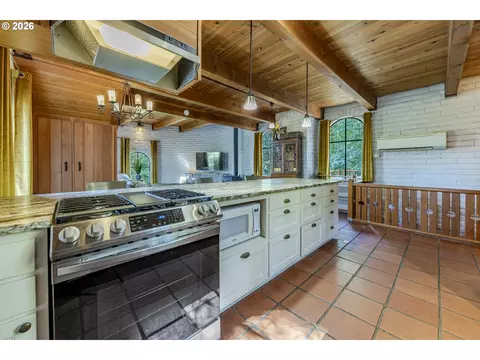 Kitchen - 1820 E 28th Ave, Eugene, OR 97403 photo 3 of 8