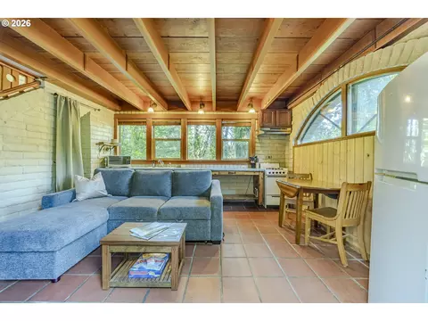 Living - 1820 E 28th Ave, Eugene, OR 97403 photo 4 of 5