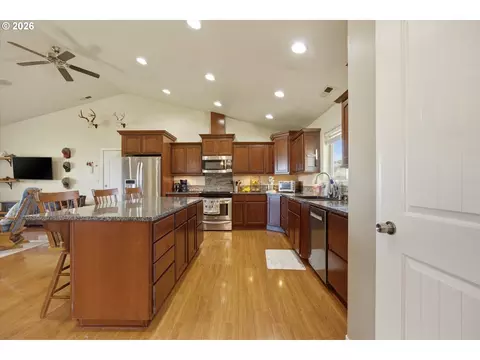 Kitchen - 495 SW Second St, Irrigon, OR 97844 photo 3 of 4