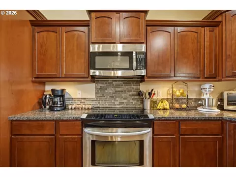 Kitchen - 495 SW Second St, Irrigon, OR 97844 photo 4 of 4