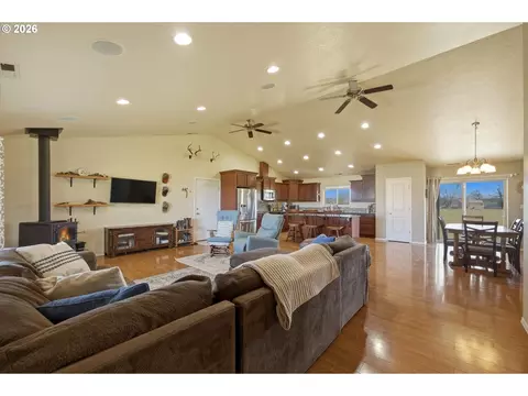 Living - 495 SW Second St, Irrigon, OR 97844 photo 2 of 2