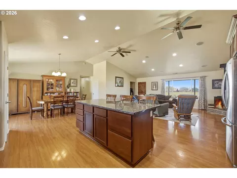 Kitchen - 495 SW Second St, Irrigon, OR 97844 photo 1 of 4