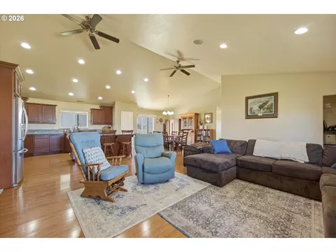Living - 495 SW Second St, Irrigon, OR 97844 photo 1 of 2