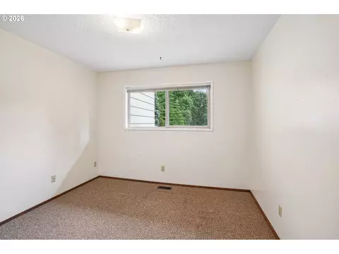 Bedroom - 28450 SE K W Anderson Rd, Gresham, OR 97080 photo 4 of 9