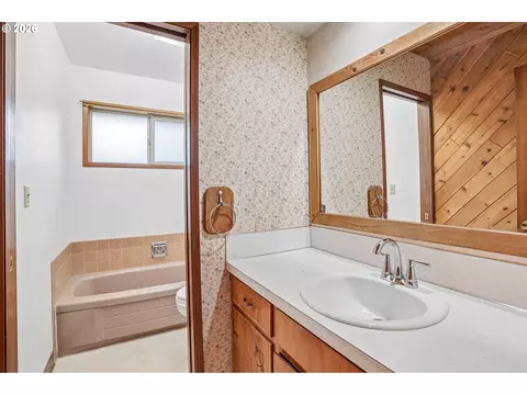 Bath - 28450 SE K W Anderson Rd, Gresham, OR 97080 photo 2 of 3
