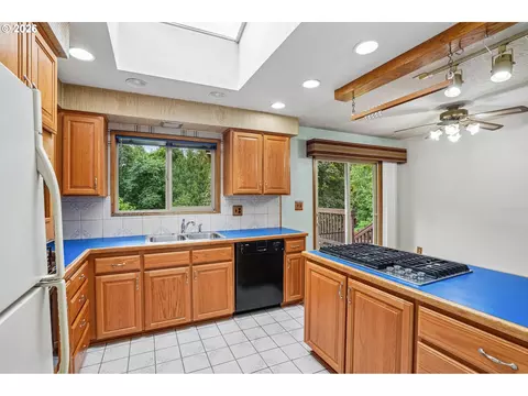 Kitchen - 28450 SE K W Anderson Rd, Gresham, OR 97080 photo 3 of 5