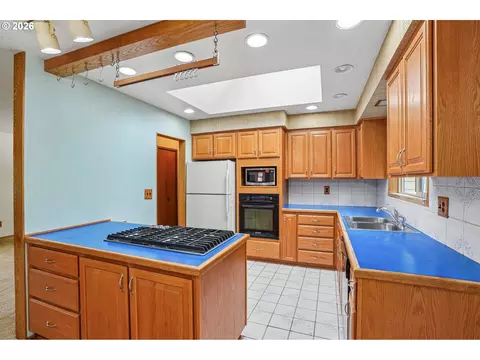 Kitchen - 28450 SE K W Anderson Rd, Gresham, OR 97080 photo 2 of 5