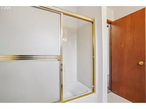 Bath - 28450 SE K W Anderson Rd, Gresham, OR 97080 photo 3 of 3