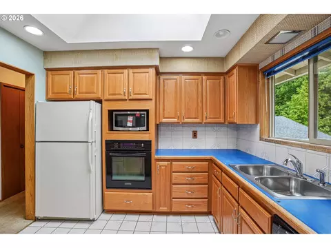 Kitchen - 28450 SE K W Anderson Rd, Gresham, OR 97080 photo 5 of 5