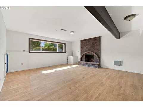 Living - 2821 SW Willowbrook Ct, Gresham, OR 97080 photo 7 of 9