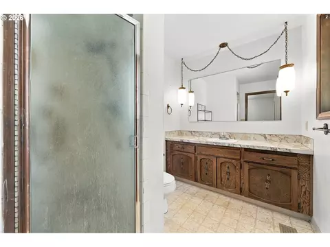 Bath - 2821 SW Willowbrook Ct, Gresham, OR 97080 photo 1 of 3