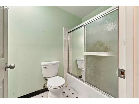 Bath - 2821 SW Willowbrook Ct, Gresham, OR 97080 photo 2 of 3