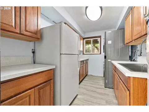Kitchen - 2821 SW Willowbrook Ct, Gresham, OR 97080 photo 5 of 5