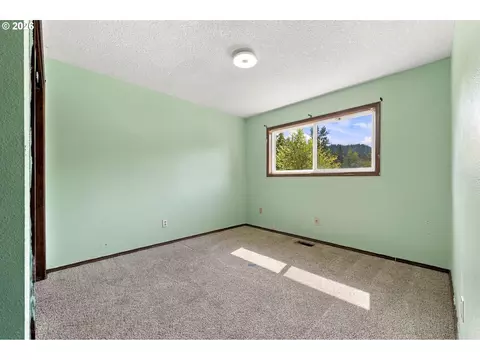 Bedroom - 2821 SW Willowbrook Ct, Gresham, OR 97080 photo 4 of 6