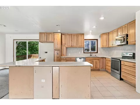 Kitchen - 2821 SW Willowbrook Ct, Gresham, OR 97080 photo 2 of 5