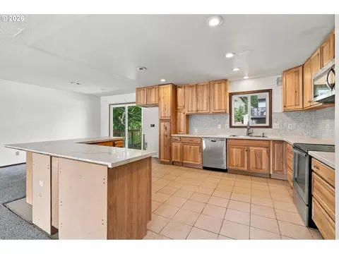 Kitchen - 2821 SW Willowbrook Ct, Gresham, OR 97080 photo 4 of 5