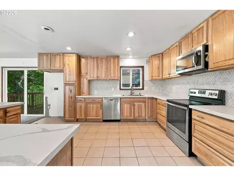 Kitchen - 2821 SW Willowbrook Ct, Gresham, OR 97080 photo 3 of 5