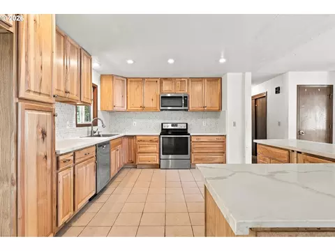 Kitchen - 2821 SW Willowbrook Ct, Gresham, OR 97080 photo 1 of 5