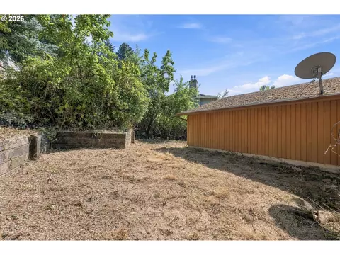 Exterior - 2821 SW Willowbrook Ct, Gresham, OR 97080 photo 8 of 12