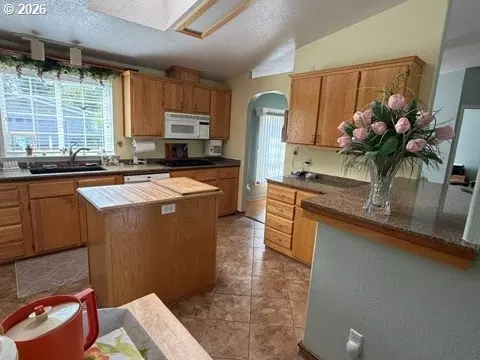 Kitchen - 2490 Blue Boy Ln, Eugene, OR 97404 photo 3 of 3