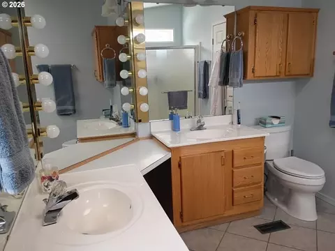 Bath - 2490 Blue Boy Ln, Eugene, OR 97404 photo 2 of 3