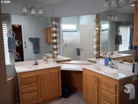 Bath - 2490 Blue Boy Ln, Eugene, OR 97404 photo 1 of 3
