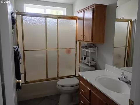 Bath - 2490 Blue Boy Ln, Eugene, OR 97404 photo 3 of 3