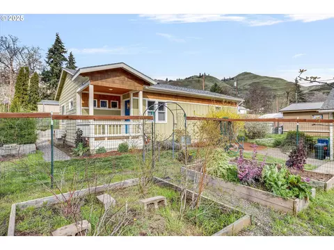 419 State St, Lyle, WA 98635