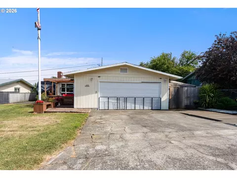 1070 Arago Ave, Coos Bay, OR 97420