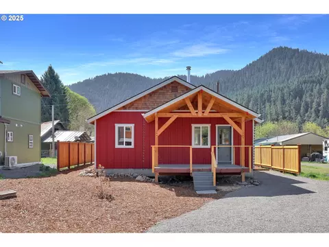 48366 Roaring Rapids Way, Oakridge, OR 97463