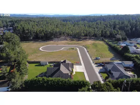 1070 Park Pl, Coos Bay, OR 97420