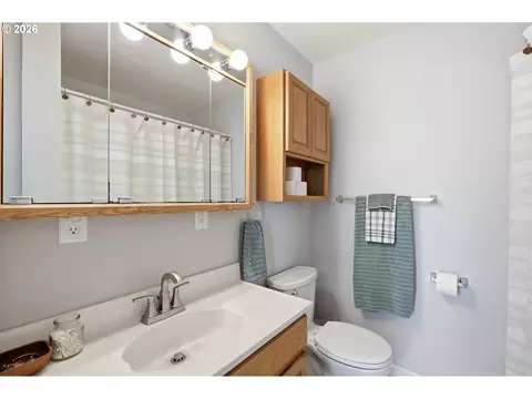 Bath - 29259 Clear Lake Rd, Eugene, OR 97402 photo 1 of 2