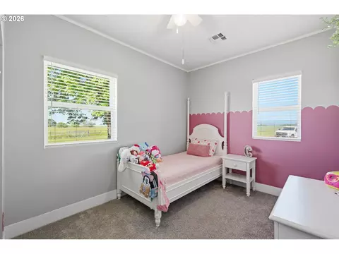 Bedroom - 29259 Clear Lake Rd, Eugene, OR 97402 photo 4 of 6