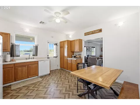 Kitchen - 29259 Clear Lake Rd, Eugene, OR 97402 photo 2 of 5