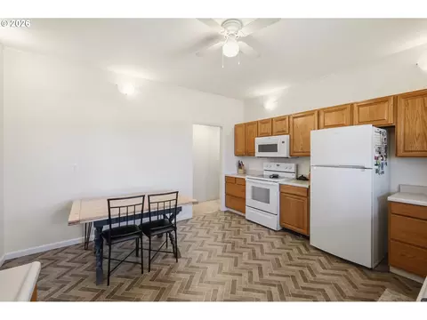 Kitchen - 29259 Clear Lake Rd, Eugene, OR 97402 photo 4 of 5