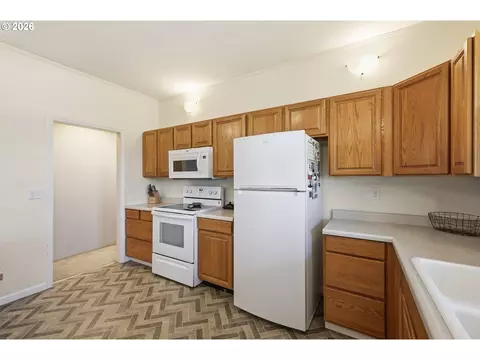 Kitchen - 29259 Clear Lake Rd, Eugene, OR 97402 photo 3 of 5