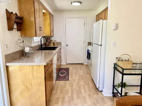 Kitchen - 345 E Rosewood Ave, Eugene, OR 97404 photo 2 of 5