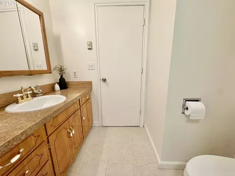 Bath - 345 E Rosewood Ave, Eugene, OR 97404 photo 3 of 3
