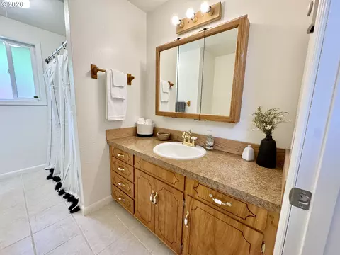 Bath - 345 E Rosewood Ave, Eugene, OR 97404 photo 2 of 3